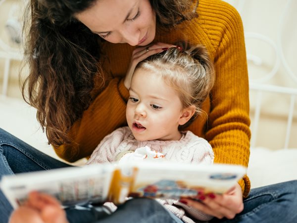 5 πράγματα που συμβαίνουν στον εγκέφαλο του παιδιού, όταν του διαβάζεις παραμύθια