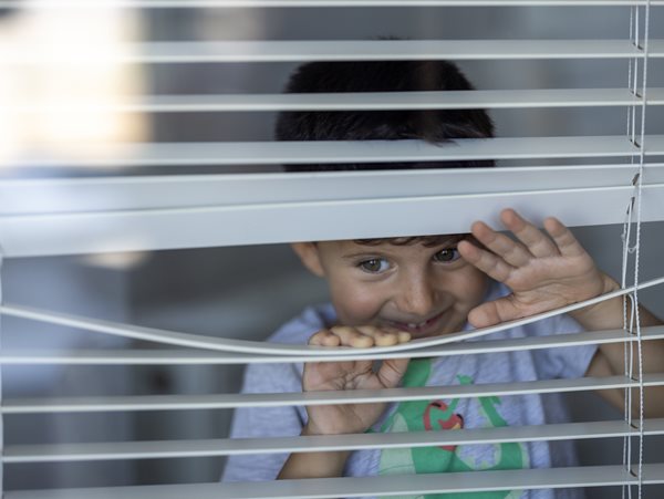 Mum hack: Πώς θα ξεσκονίσεις με ένα ζευγάρι κάλτσες τα στόρια του σπιτιού
