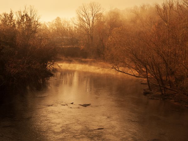 "Το ποτάμι" - Το σπουδαίο διήγημα του Αντώνη Σαμαράκη που μιλά για το παράλογο του πολέμου