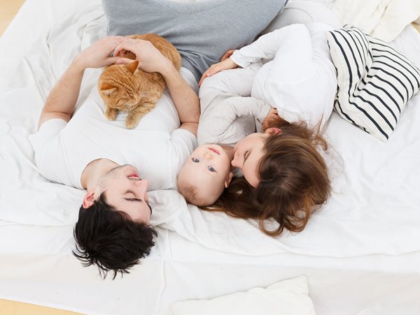 Βίντεο: Μια γάτα βοηθά τη νέα μαμά να αντλήσει γάλα με το θήλαστρο!