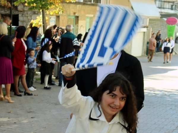 Η πρώτη παρέλαση της μικρής Αλεξίας μετά τον τραυματισμό της από αδέσποτη σφαίρα