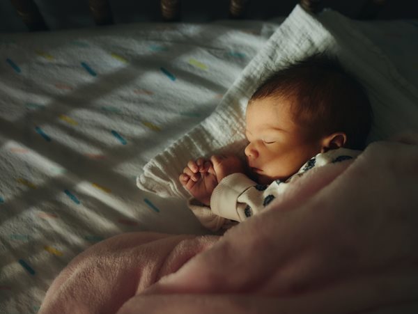 Ύπνος μωρού: 3 λόγοι που ένα νυχτερινό ξύπνημα μπορεί να κάνει καλό