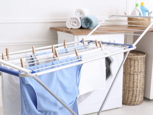 Γιατί δεν πρέπει ποτέ να στεγνώνεις τα ρούχα σε εσωτερικό χώρο;