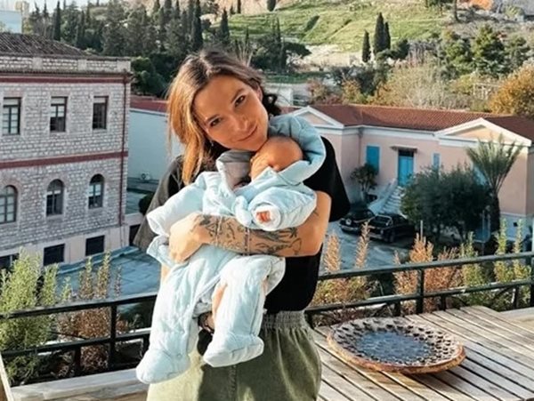 Εριέττα Κούρκουλου Λάτση: Η ανάρτησή της για τον θηλασμό που εμπνέει τις μαμάδες να θηλάζουν και μετά την εισαγωγή στις στερεές τροφές
