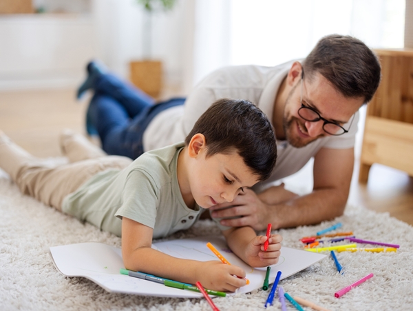 Ένας μπαμπάς "ζωντάνεψε" τις ζωγραφιές του γιου του και τον έκανε να αγαπήσει για πάντα τη ζωγραφική