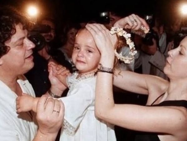 Ρετρό κλικ: Ο Βλάσσης Μπονάτσος και η Μάρθα Κουτουμάνου στο μαιευτήριο με τη νεογέννητη κόρη τους και τη Ζωή Λάσκαρη