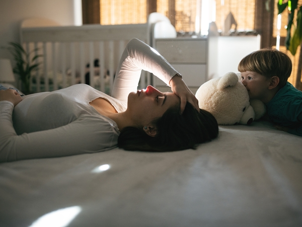 Τα νούμερα μίλησαν: Οι μαμάδες δεν παίρνουν "άδεια" ακόμα κι αν οι ίδιες αρρωστήσουν