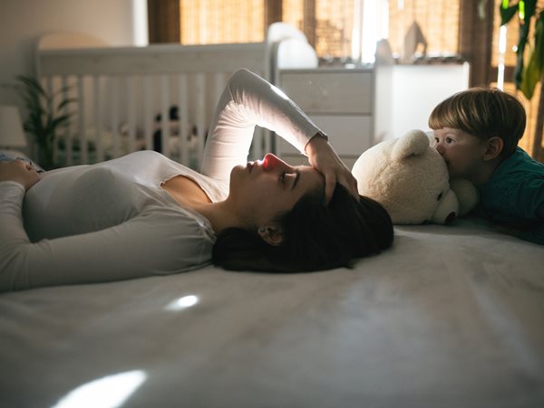 Τα νούμερα μίλησαν: Οι μαμάδες δεν παίρνουν "άδεια" ακόμα κι αν οι ίδιες αρρωστήσουν