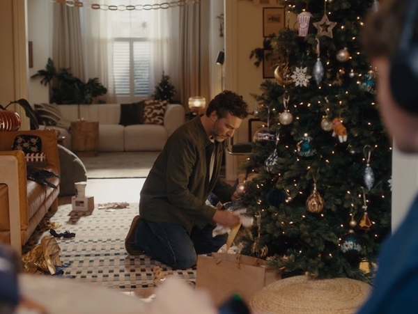 "Όσα δεν λέμε τα δείχνουμε": Η συγκινητική χριστουγεννιάτικη διαφήμιση για τη δυνατή σχέση πατέρα και γιου