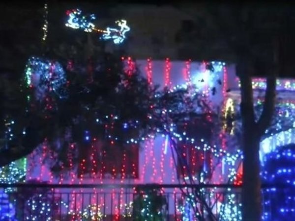 Αυτό είναι το πιο χριστουγεννιάτικο σπίτι στην Ελλάδα: Χρειάστηκαν 20 μέρες και 20.000 λαμπιόνια για τον στολισμό