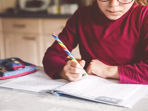 10 τρόποι για να ενισχύσεις το ενδιαφέρον του παιδιού σου για την ορθογραφία