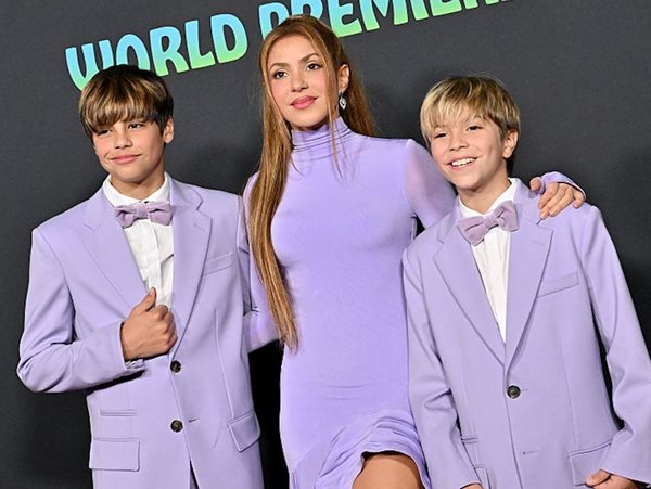 Shakira: Στη σκηνή με ασορτί ρούχα μαζί με τους γιους της, Milan και Sasha