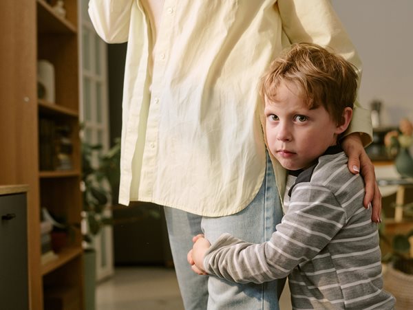 Παιδιά- βέλκρο: Γιατί το παιδί μου είναι διαρκώς κολλημένο πάνω μου;