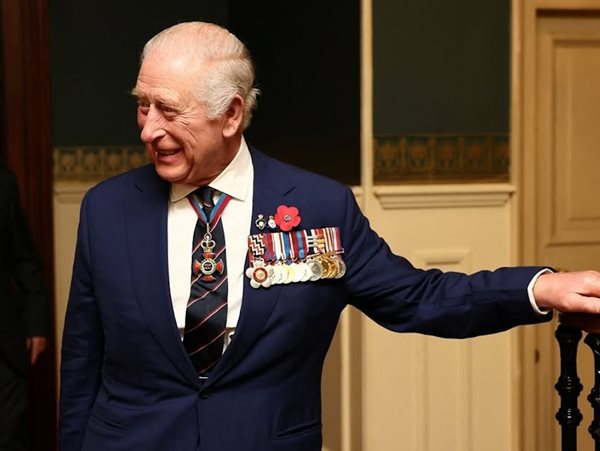 Μια πολύ τρυφερή στιγμή! Βίντεο δείχνει τη στιγμή που ο βασιλιάς Κάρολος αγκαλιάζει τα εγγόνια του, Τζορτζ και Λούις