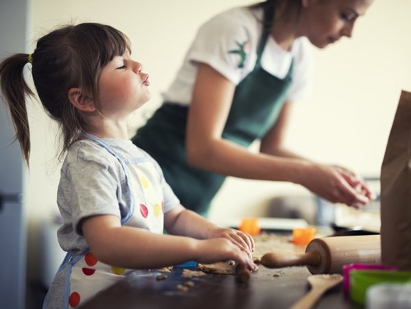 Όταν το φαγητό γίνεται μάχη: Τι να πεις (και τι να αποφύγεις) για να φάει σωστά το "δύσκολο" νήπιό σου