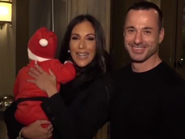 Η Ανθή Βούλγαρη με τον γιο της και τον Κωνσταντίνο Κωνσταντινίδη σε γιορτινή έξοδο