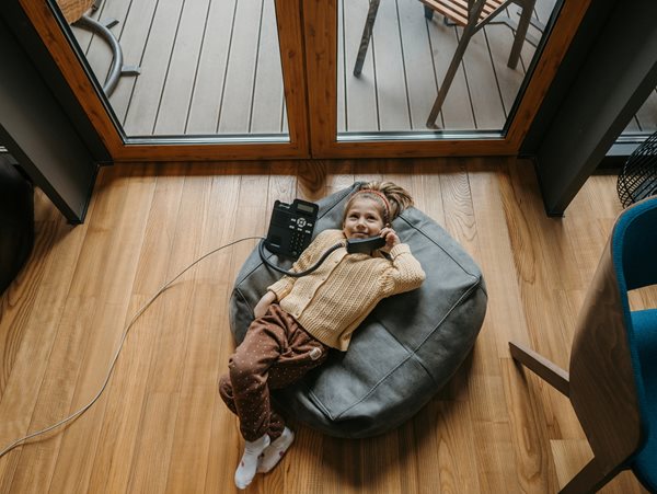 Γιατί οι γονείς πλέον θέλουν να έχουν σταθερό τηλέφωνο στο σπίτι; Η νέα τάση που είναι ίσως το καλύτερο hack για γονείς!