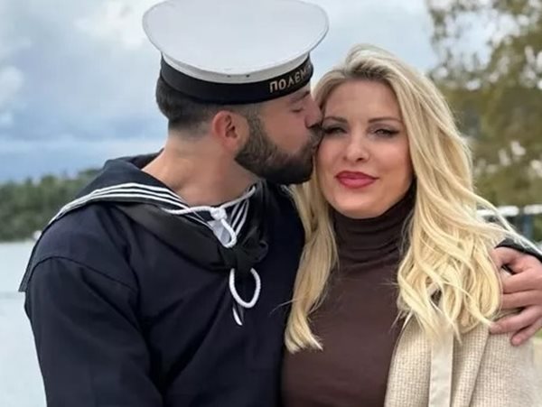 Η Ελένη Μενεγάκη αγκαλιά με τον ναύτη γιο της: Οι φωτογραφίες με τον Γιάννη Λάτσιο και τον Μάκη Παντζόπουλο