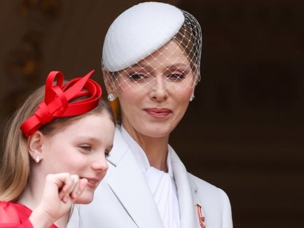 H νέα εμφάνιση της πριγκίπισσας Σαρλίν με τα παιδιά της - Mε πανάκριβα ρούχα μητέρα και κόρη
