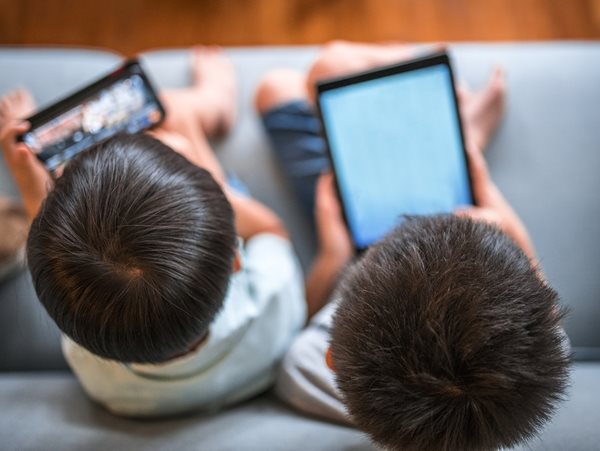 Πόσο ασφαλές είναι το TikTok για τον παιδικό εγκέφαλο; Όσα πρέπει να ξέρει κάθε γονιός