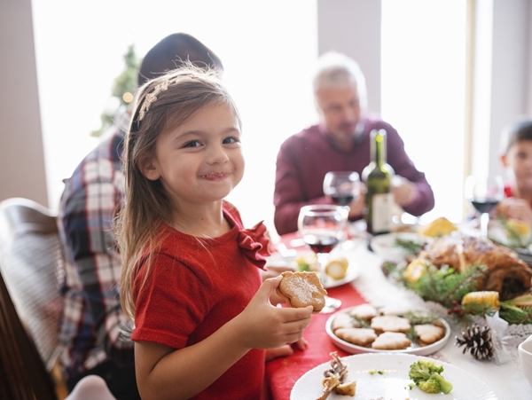 Χριστουγεννιάτικο τραπέζι: Πώς να το οργανώσεις όταν έχεις μικρά παιδιά;