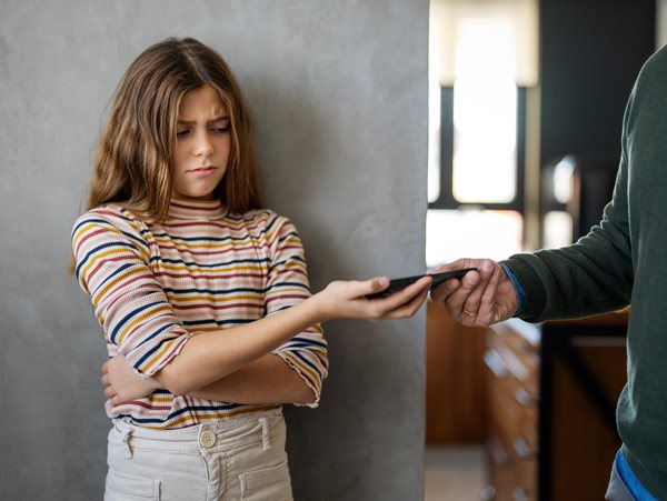 Μια έφηβη γράφει: Γιατί οι γονείς δεν πρέπει να διαβάζουν τα μηνύματα των παιδιών τους