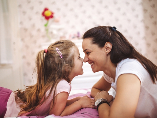 Οι "micro στιγμές" που βοηθούν τους γονείς να συνδεθούν με τα παιδιά τους