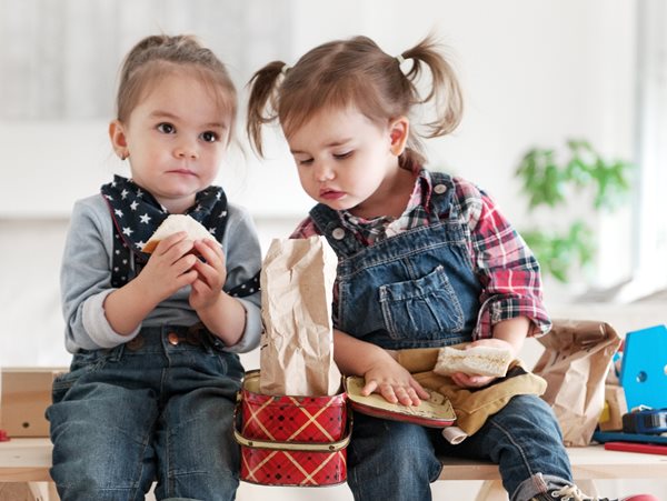 Σε ποια ηλικία -και γιατί -τα παιδιά σταματούν να μοιράζονται τα πράγματά τους;