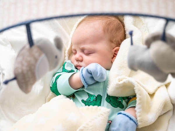 Το κόλπο που χρησιμοποιούν οι γονείς για να κοιμούνται τα μωρά πιο εύκολα – Τι δείχνει έρευνα του 2025