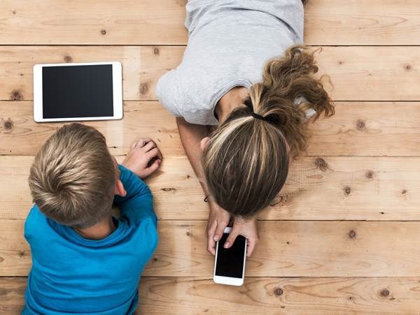 Γονείς: Πρέπει να "παρακολουθούμε" τα κινητά και τα tablet των έφηβων παιδιών μας;