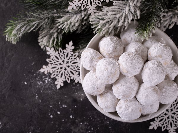 Τα top μυστικά για αφράτους κουραμπιέδες: Πώς θα πετύχεις το αγαπημένο χριστουγεννιάτικο γλυκό