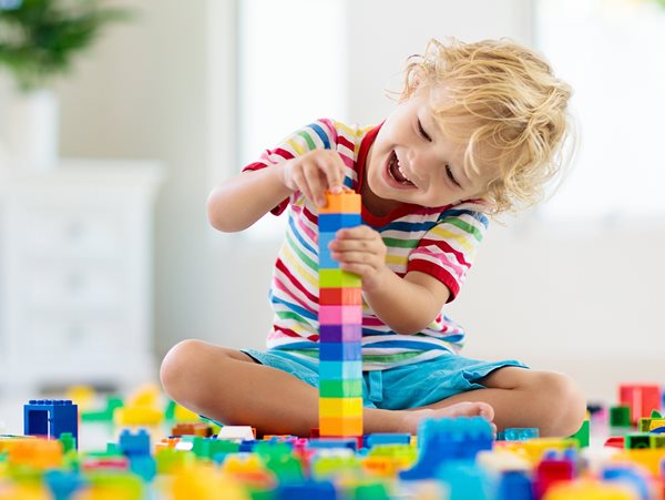Γιατί τα παιδιά είναι πιο ευτυχισμένα με λιγότερα παιχνίδια;