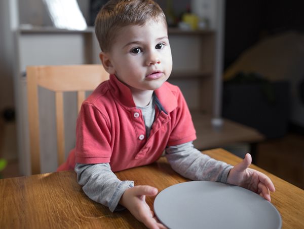 Το παιδί πεινάει κάθε 20 λεπτά; Γιατί συμβαίνει και τι σημαίνει