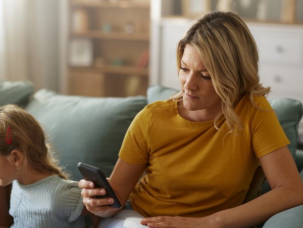 Πότε τα chat group γονιών ξεφεύγουν από τον ρόλο τους;