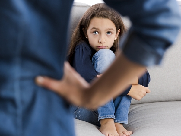 Οξύθυμοι γονείς: Τι μαθαίνει το παιδί μεγαλώνοντας σε ένταση