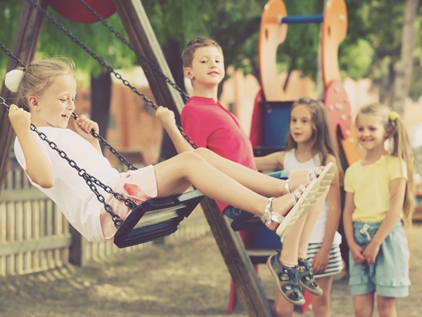 Η νοσταλγία των 90s επιστρέφει και στην ανατροφή των παιδιών