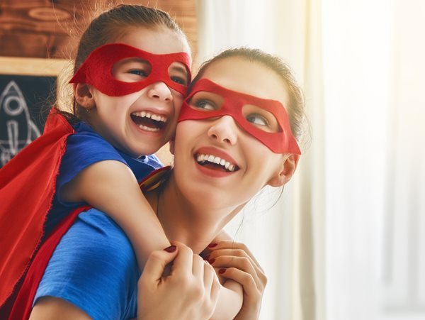 Γονείς υπερήρωες: 3 συνήθειες τους που δεν επιτρέπουν στα παιδιά να ωριμάσουν