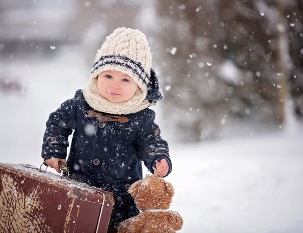 Ταξίδι με μωρό τα Χριστούγεννα: Ο απόλυτος οδηγός επιβίωσης για γονείς