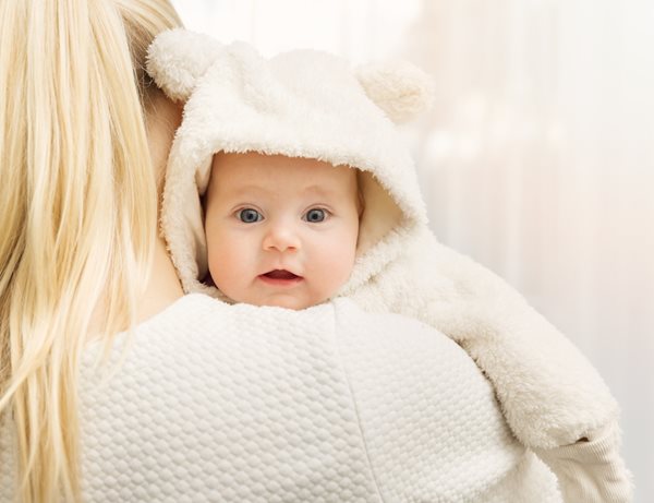 Πώς να ντύσεις σωστά -και χωρίς υπερβολές-το μωρό σου τον χειμώνα