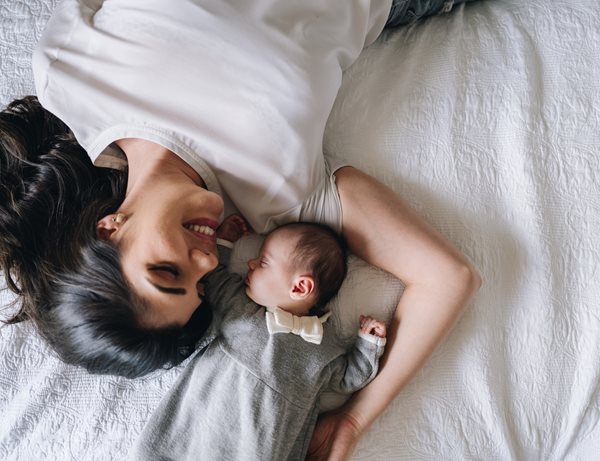 10 ρεαλιστικές συνήθειες που προστατεύουν την ψυχική σου υγεία μετά τον τοκετό