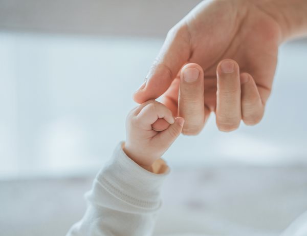 Mητρική αγκαλιά: Η επιστήμη πίσω από το χάδι της μαμάς που ηρεμεί το μωρό της