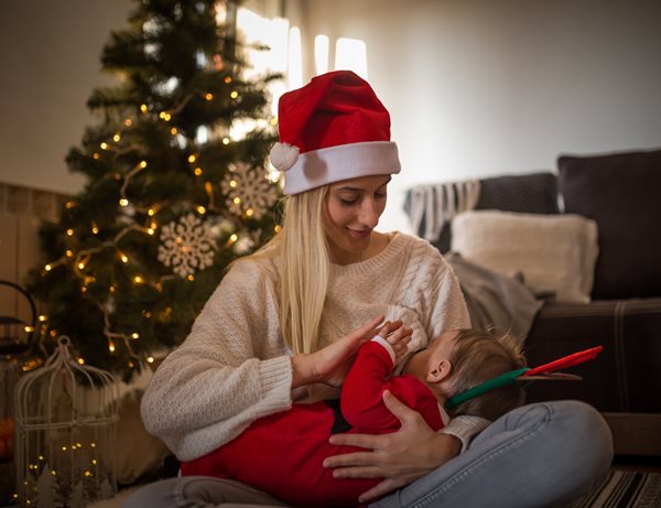 Θηλασμός στις γιορτές: Τι χρειάζεται να προσέξει η νέα μαμά