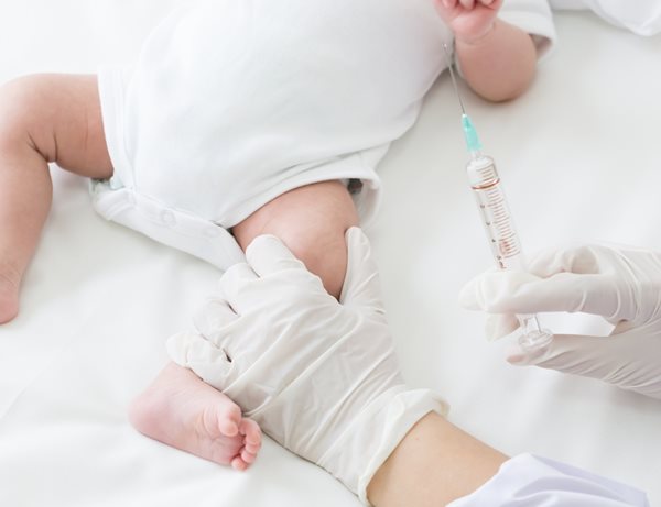 Βιταμίνη Κ: Γιατί ολοένα και περισσότεροι οι γονείς την αρνούνται στα νεογέννητα μωρά τους; Τι λένε οι γιατροί