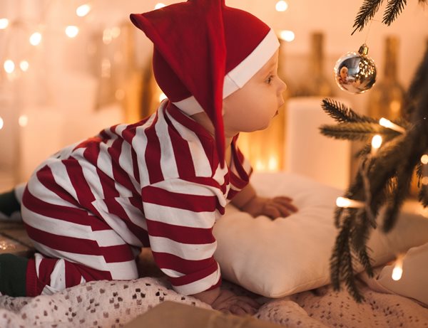 Christmas baby: Πώς να διαχειριστείς τις πολλές αγκαλιές στο μωρό από συγγενείς και φίλους