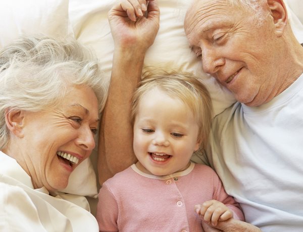 Είναι το μωρό μου ευτυχισμένο όταν μένει με τον παππού και τη γιαγιά;