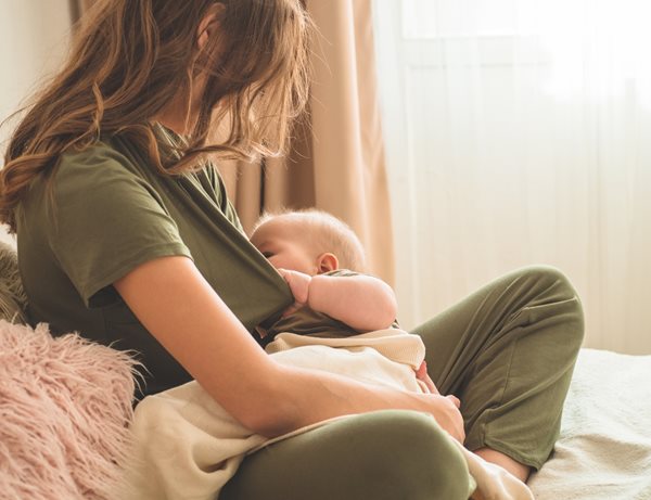 "Έως και 50 χρόνια μετά τον θηλασμό": Νέα έρευνα εξηγεί πώς ο θηλασμός συνδέεται με τον μειωμένο κίνδυνο καρκίνου