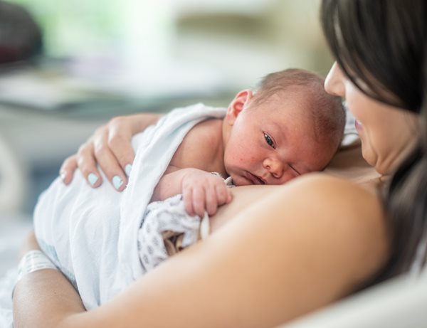 Νέα μελέτη-ανασκόπηση καθιστά την επαφή δέρμα με δέρμα παγκόσμιο πρότυπο φροντίδας