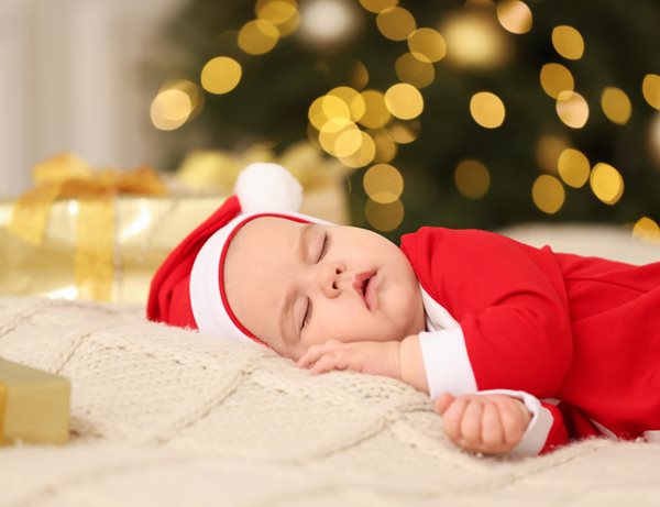 Πώς διατηρείς τη ρουτίνα του μωρού μέσα στο γιορτινό χάος;