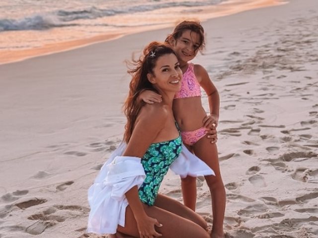 "Δεν την κουβαλάω για babysitting": Η Ελένη Χατζίδου απαντά με χιούμορ σε όσους σχολίασαν το οικογενειακό ταξίδι στις Μαλδίβες με την πεθερά της