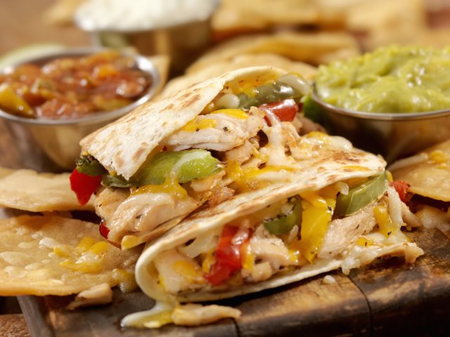 Έχεις 5 λεπτά; Φτιάξε κοτόπουλο fajitas